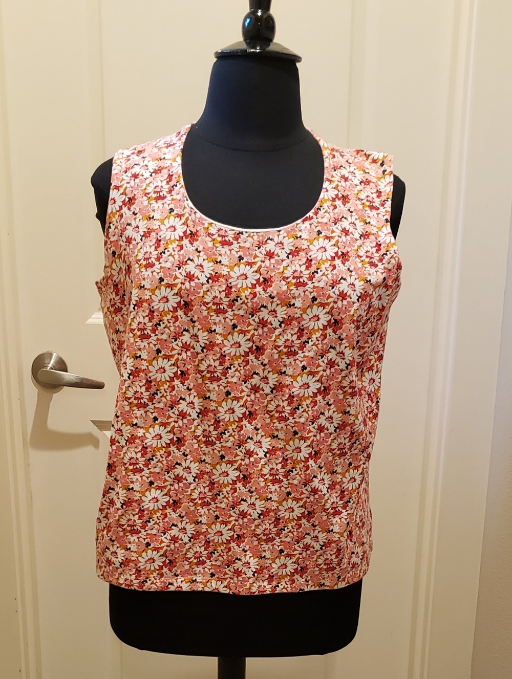 Liz Claiborn Floral Scoop Neck Tank Top in Pink Daisy Print - Picture 3 of 11